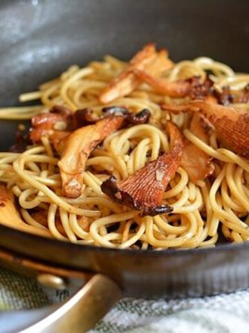 chanterelle and garlic noodles