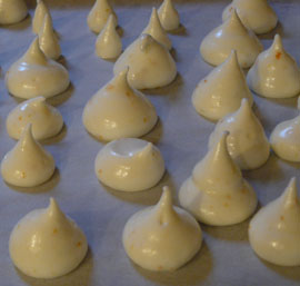 Piped meringued kisses