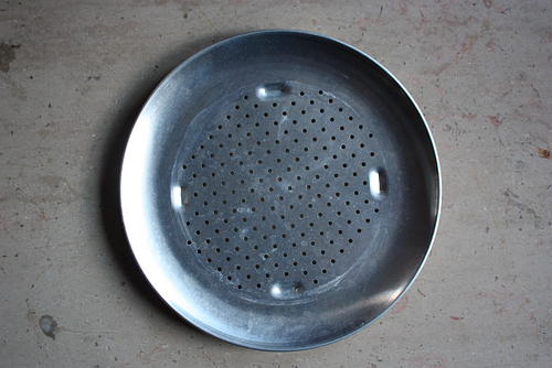 Pizza pan for steaming