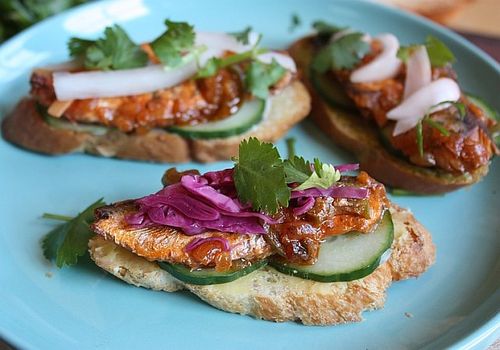 Sardine-banh-mi-crostini