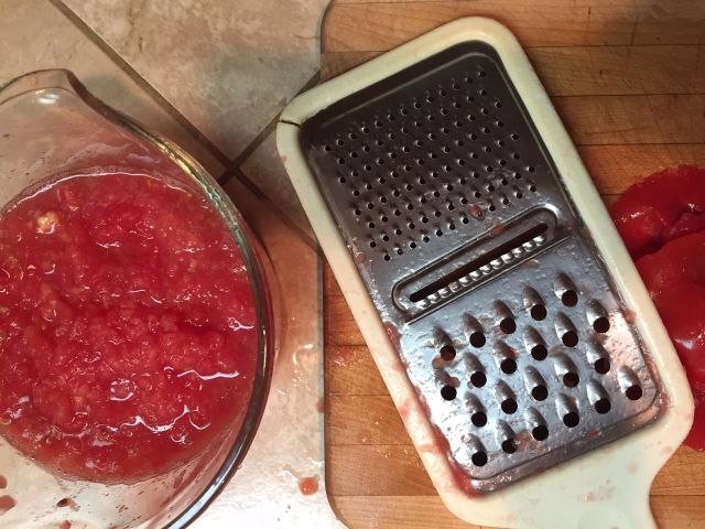 Burmese-egg-curry-grating-tomato