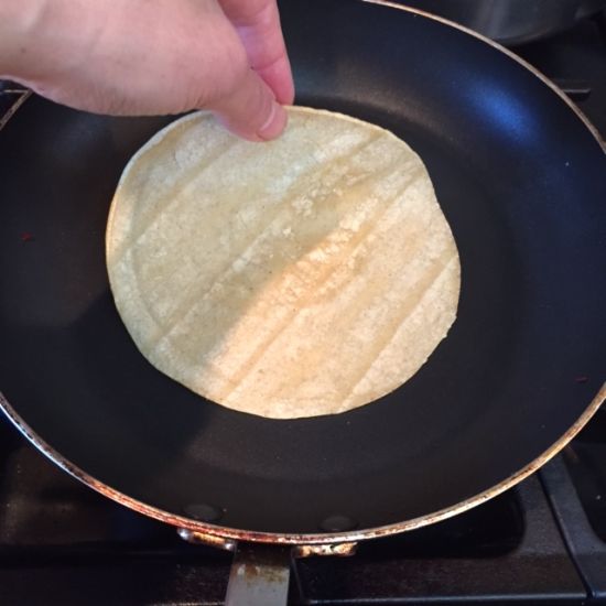 Banh-taco-warming-tortilla