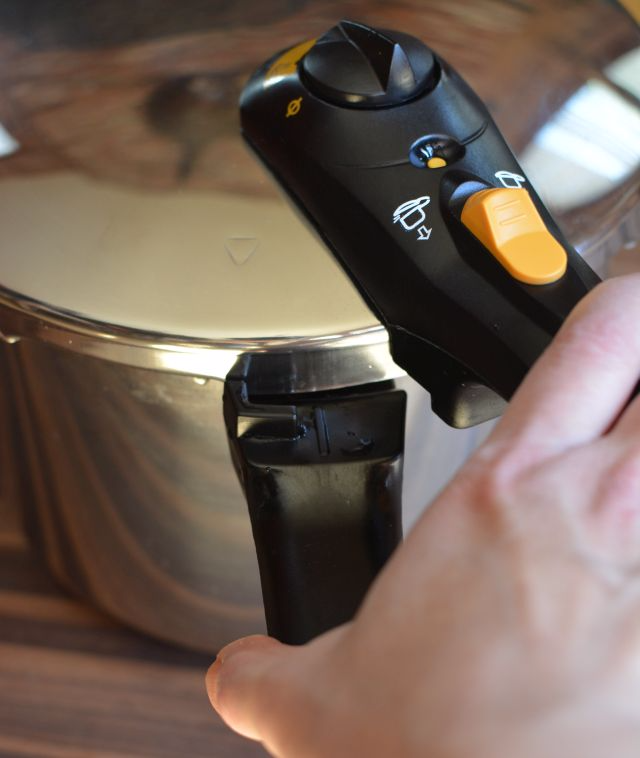 Pressure-cooker-locking