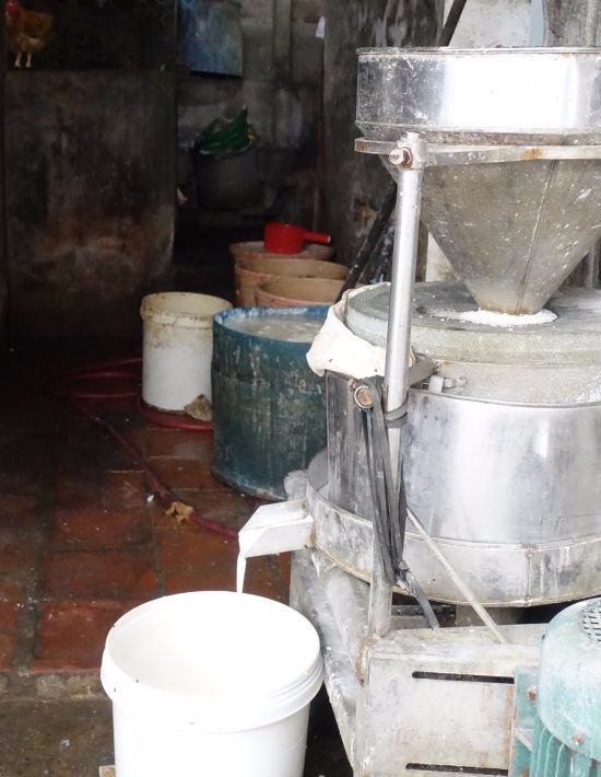 Pho-noodle-grinding-rice