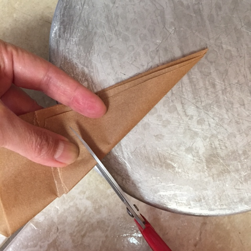 Lining-cake-pan-cutting